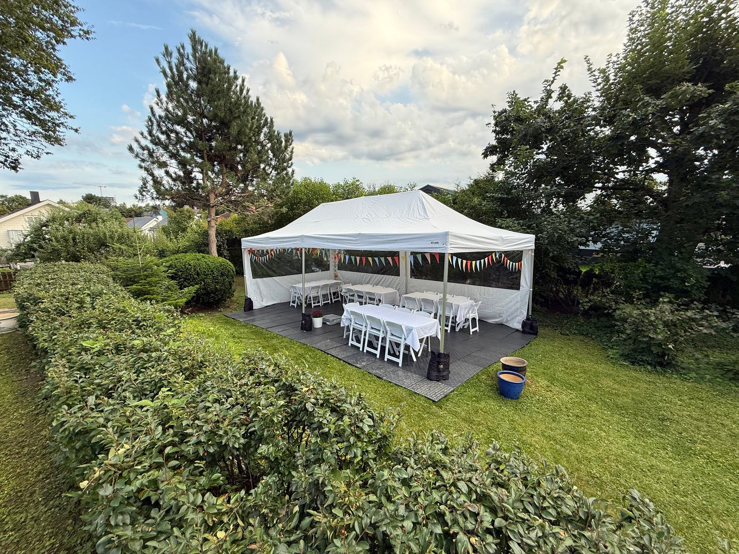4x8m Quick-Up Tent with Sides 32-40 People (Including setup and takedown)